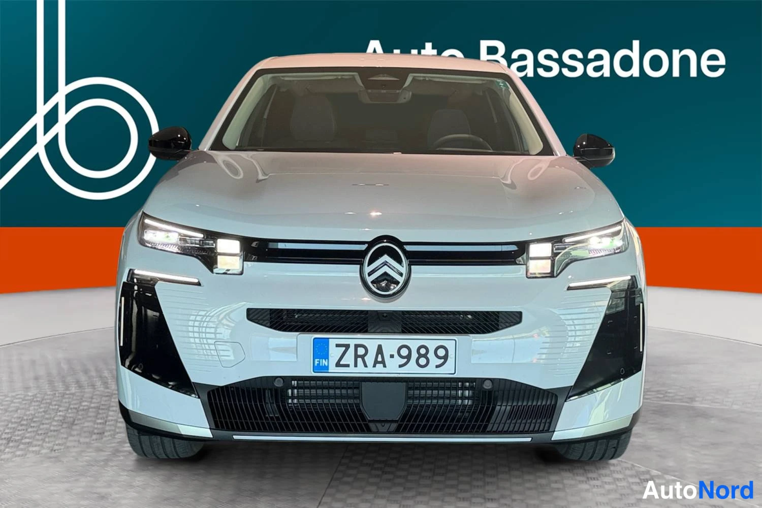 Valkoinen Citroen C5 aircross 2026, edestä, kuva 3