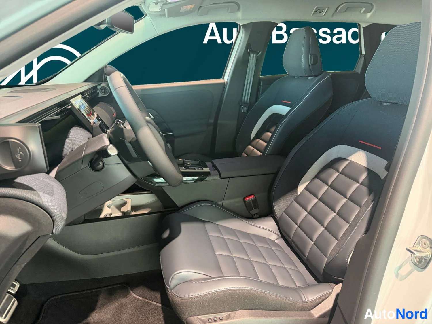 Valkoinen Citroen C5 aircross 2026, etuistuimet, kuva 11