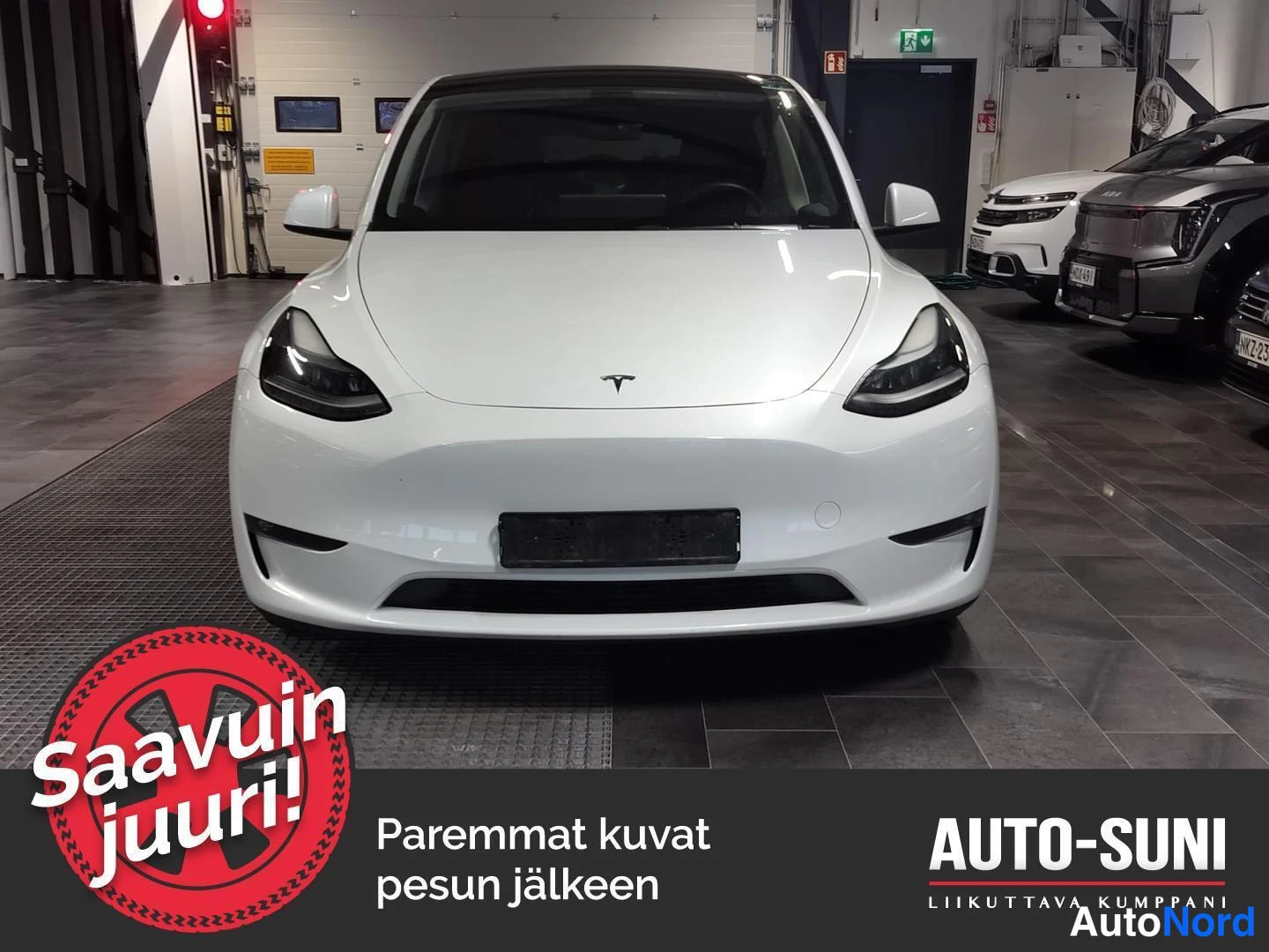 Valkoinen Tesla Model Y 2023, edestä, kuva 3