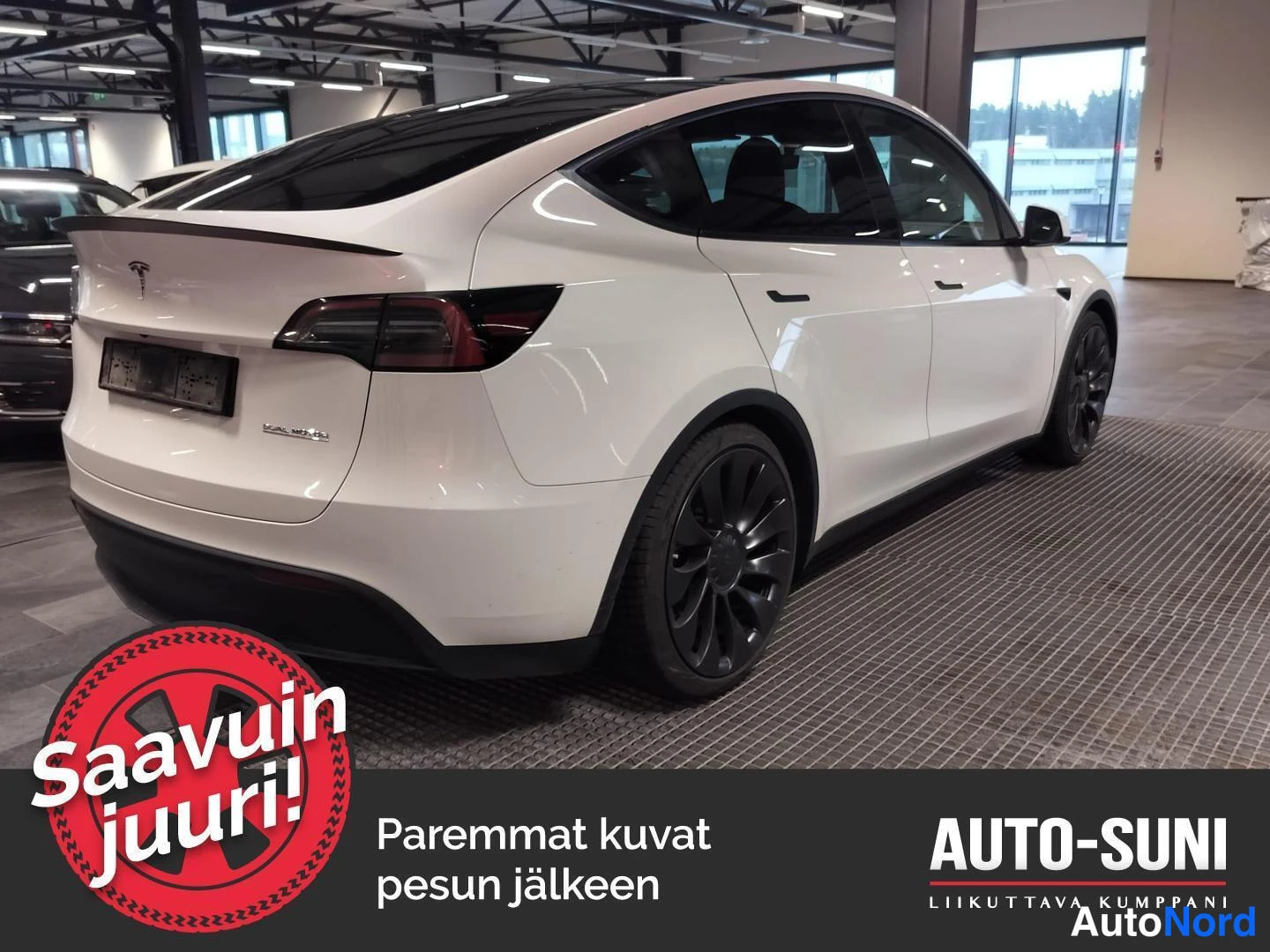 Valkoinen Tesla Model Y 2023, takaviisto, kuva 5