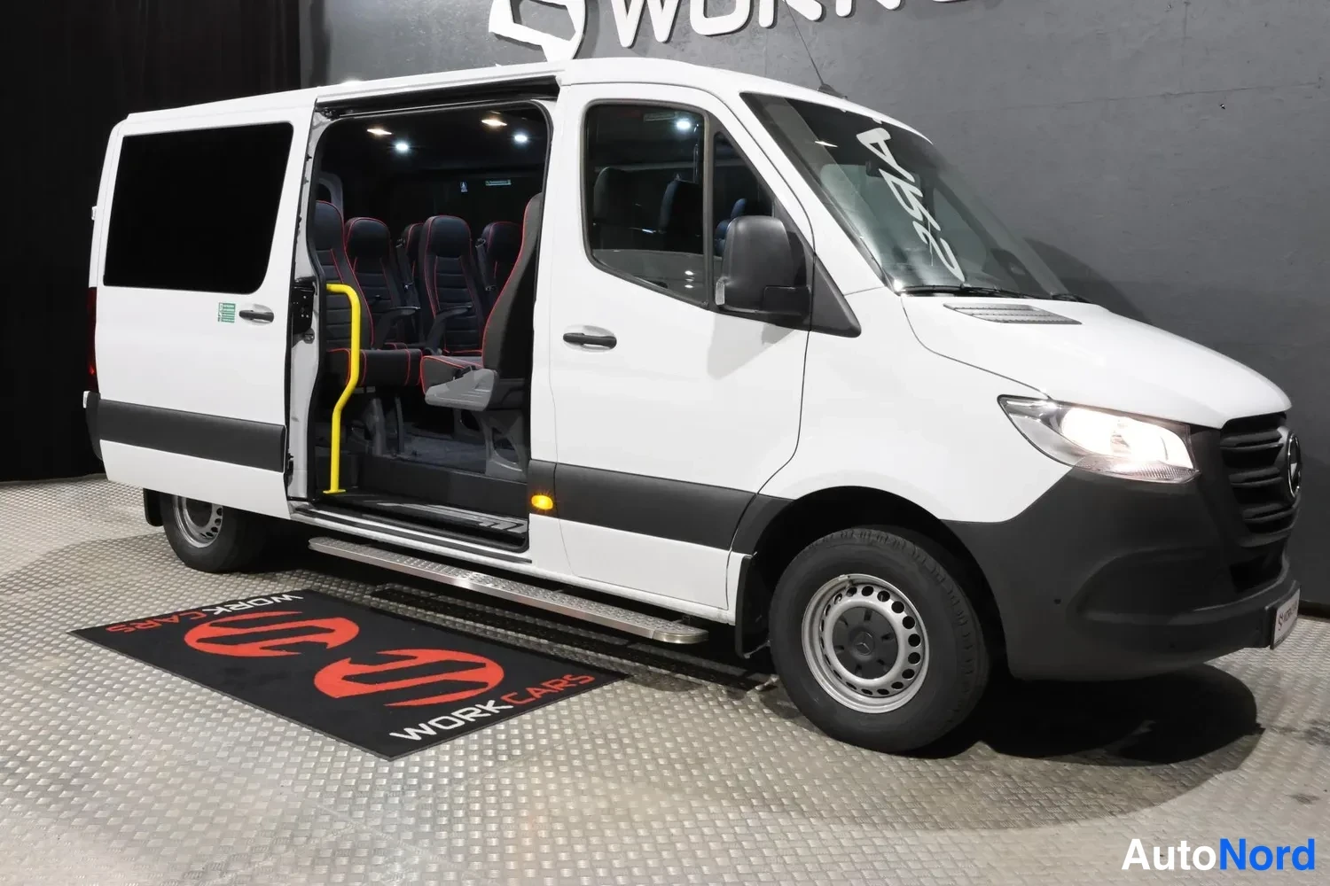 Valkoinen Mercedes-Benz Sprinter 2026, etuviisto, keula oikealle, kuva 4