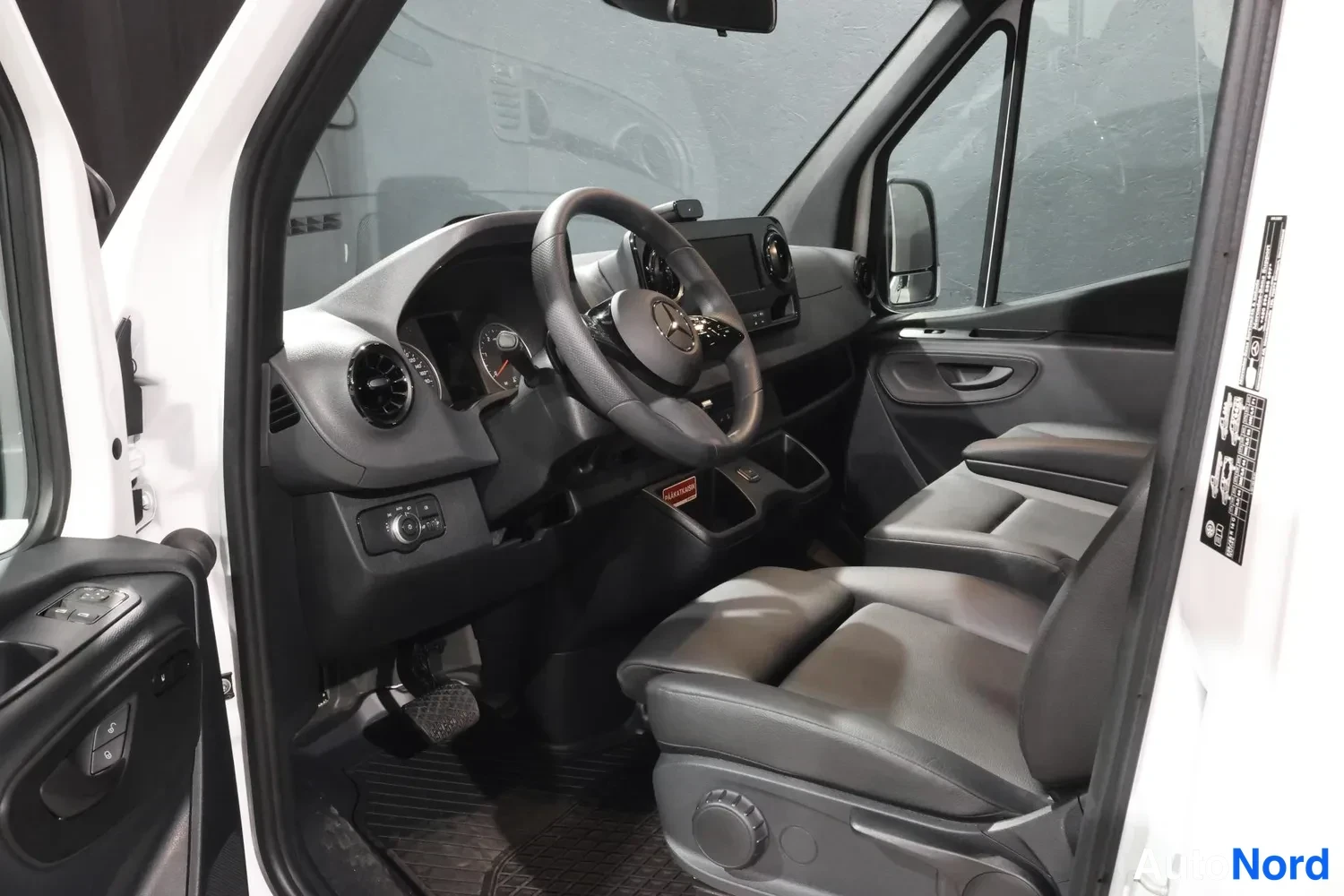 Valkoinen Mercedes-Benz Sprinter 2026, ohjaamo, kuva 14