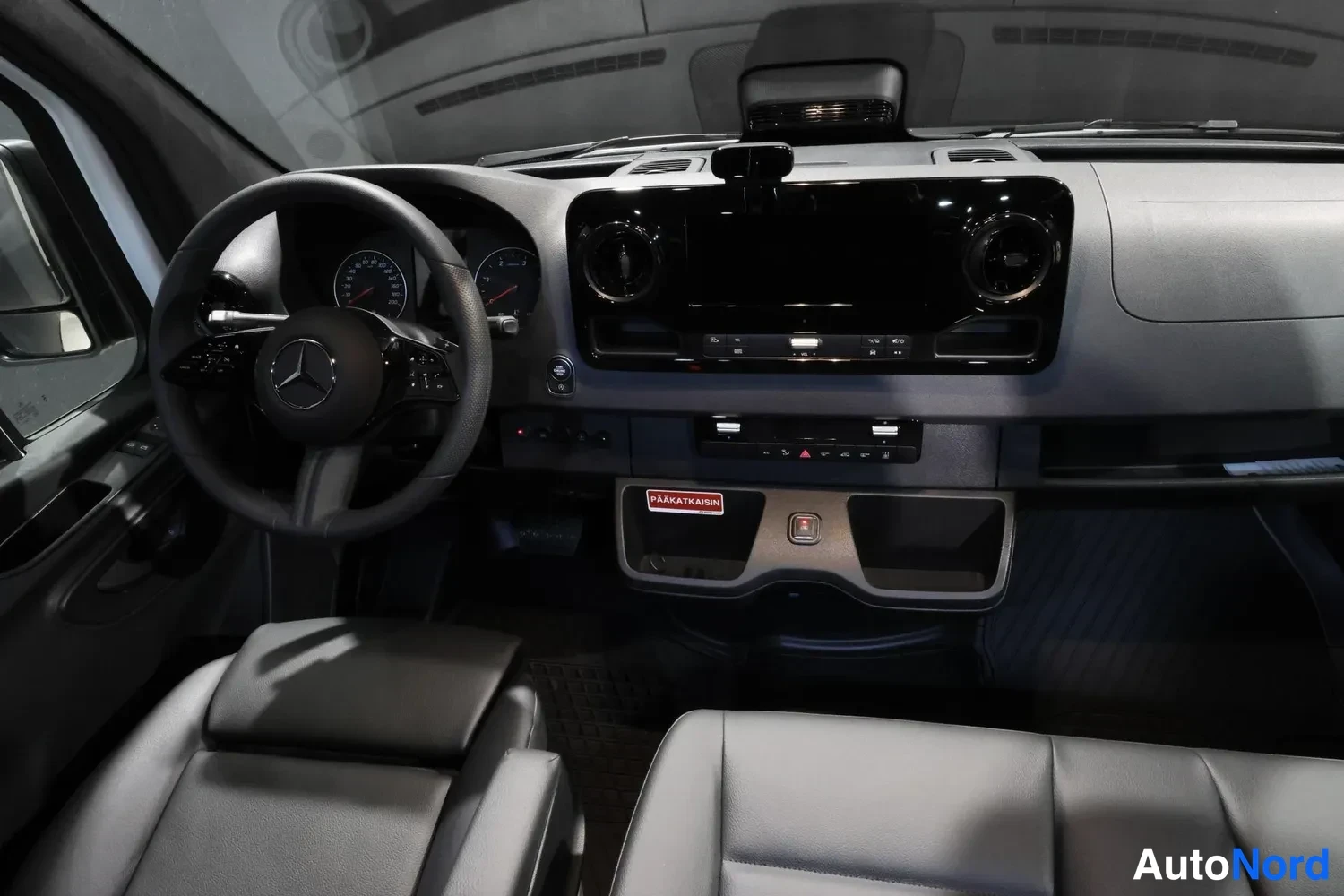 Valkoinen Mercedes-Benz Sprinter 2026, ohjaamo, kuva 15
