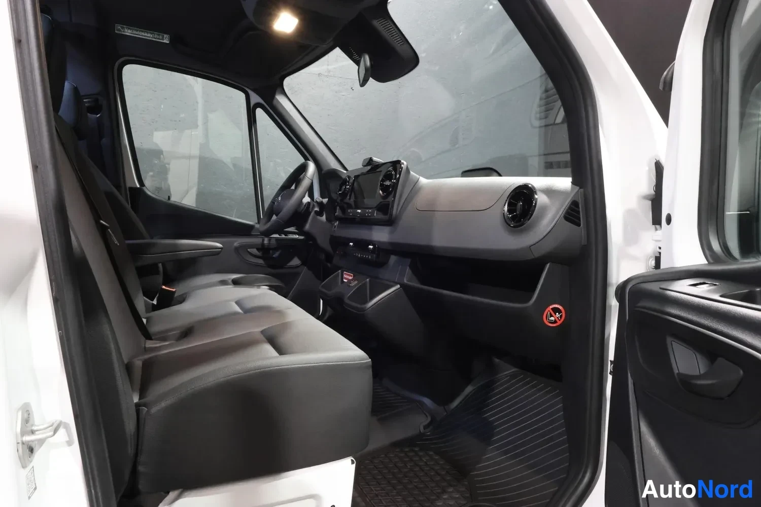 Valkoinen Mercedes-Benz Sprinter 2026, ohjaamo, kuva 16