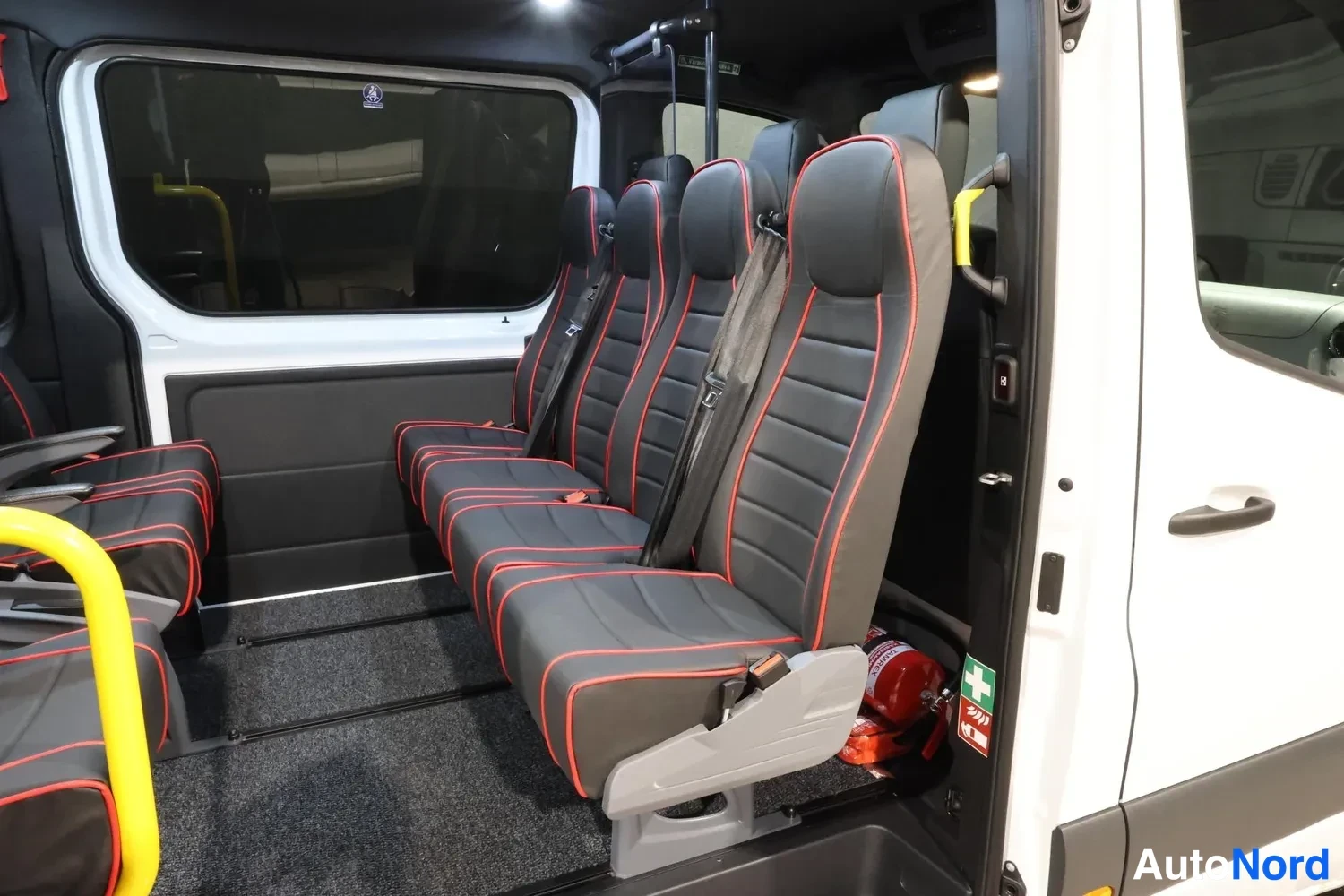 Valkoinen Mercedes-Benz Sprinter 2026, ohjaamo, kuva 18