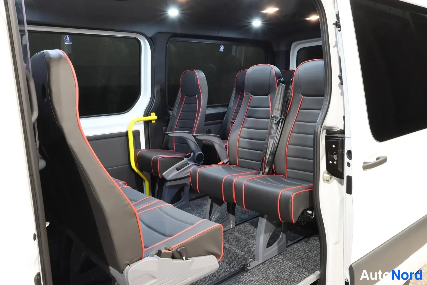 Valkoinen Mercedes-Benz Sprinter 2026, ohjaamo, kuva 19