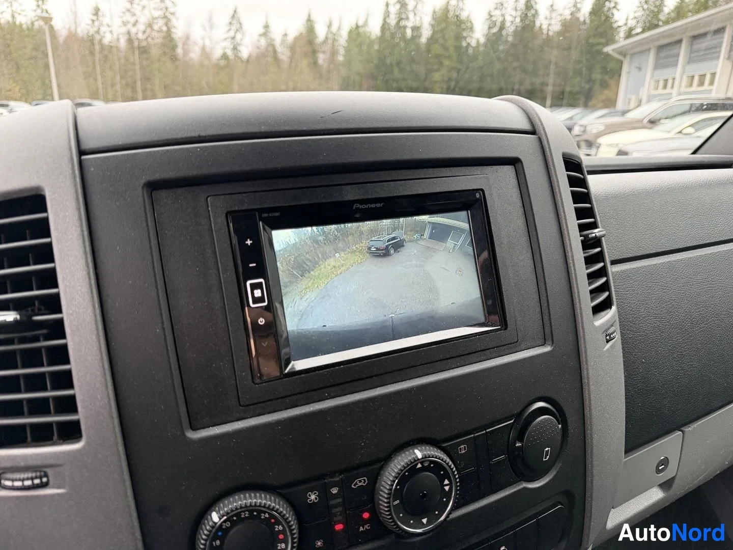 Blue Mercedes-Benz Sprinter 319 CDI 2017, cockpit, photo 13