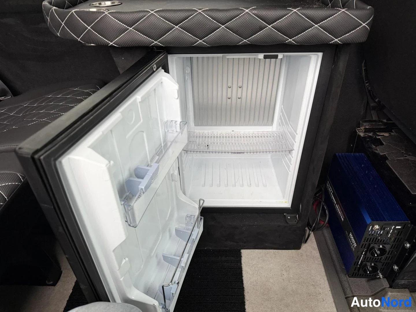 Blue Mercedes-Benz Sprinter 319 CDI 2017, detail, photo 24