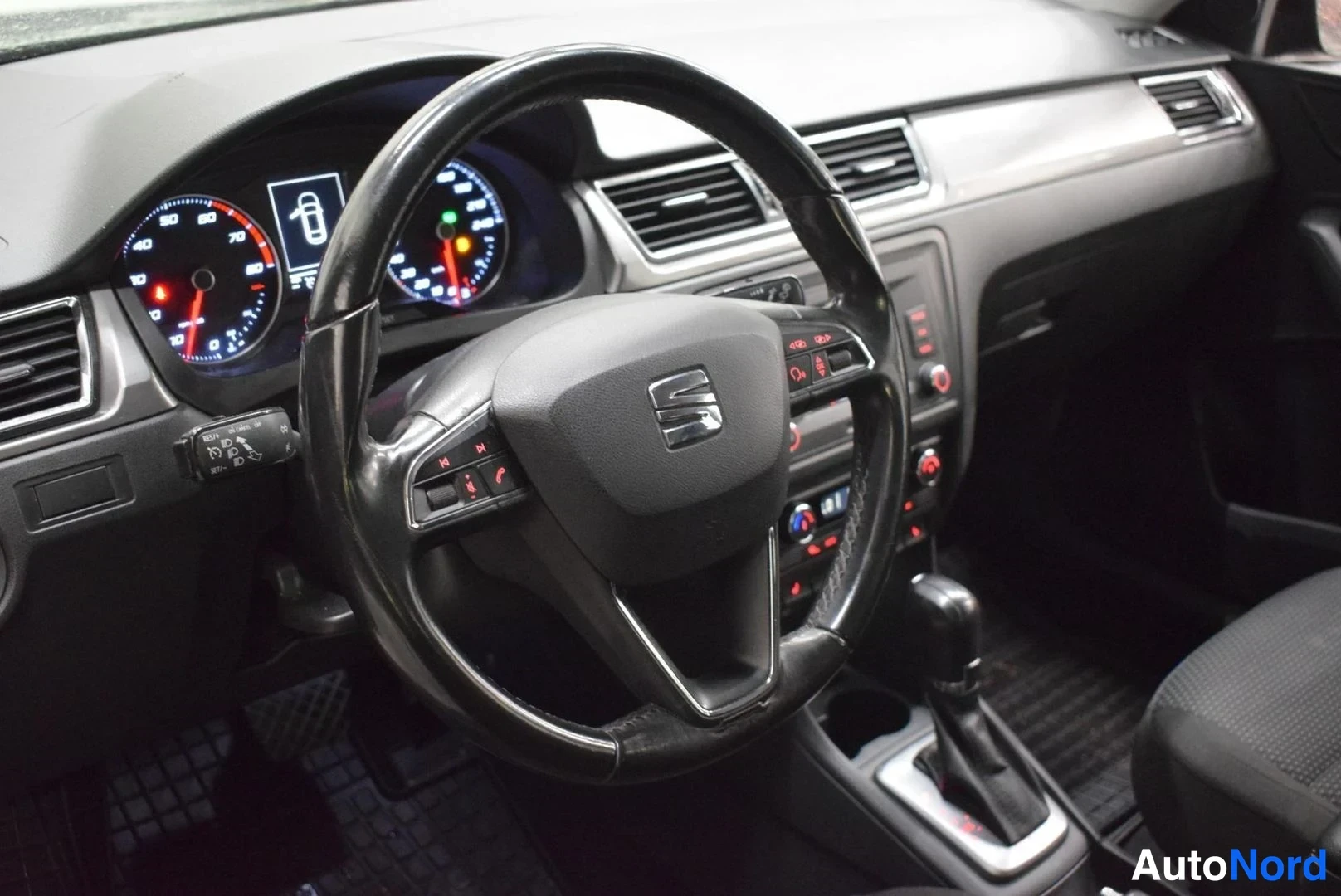 Svart Seat Toledo 2016, förarplats, bild 9