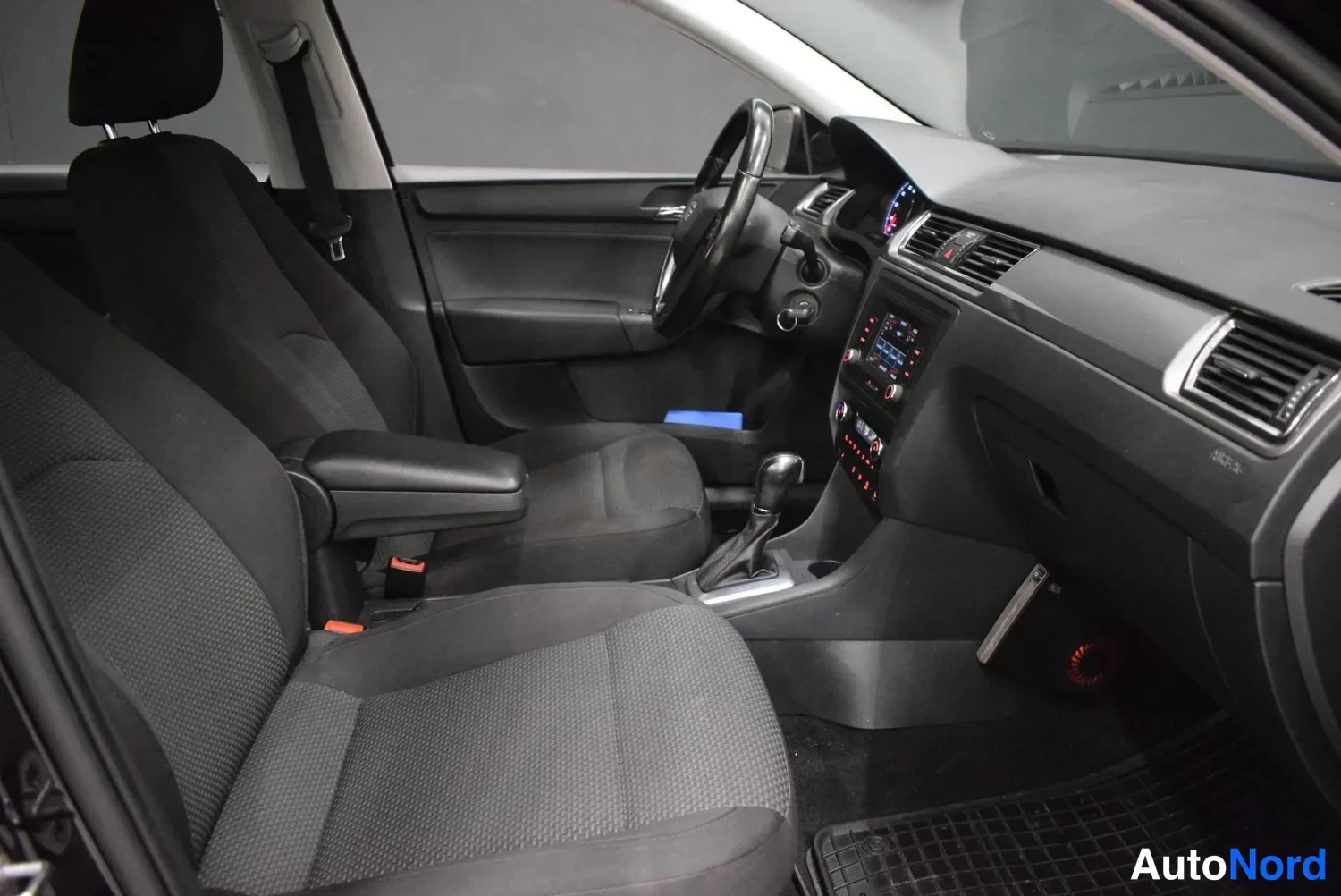 Svart Seat Toledo 2016, förarplats, bild 11