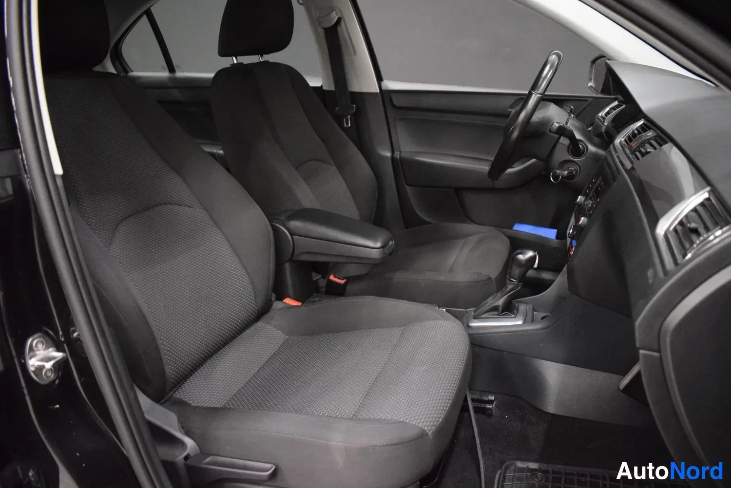 Svart Seat Toledo 2016, framsäten, bild 16
