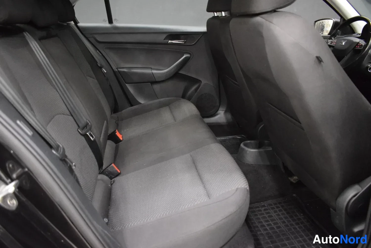 Svart Seat Toledo 2016, baksäten, bild 18