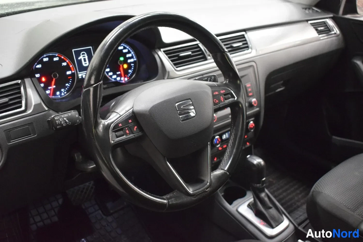 Svart Seat Toledo 2016, förarplats, bild 12