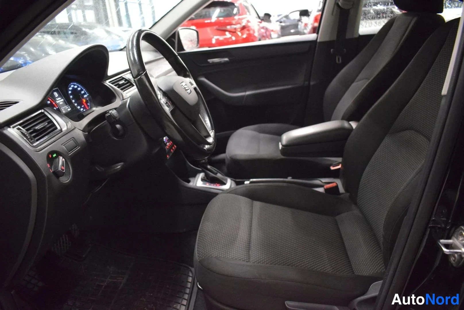 Svart Seat Toledo 2016, förarplats, bild 7