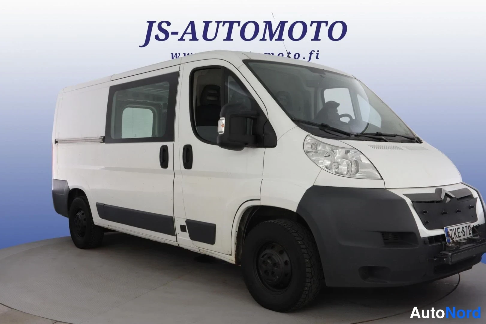 Valkoinen Citroen Jumper 2014, etuviisto, keula oikealle, kuva 2