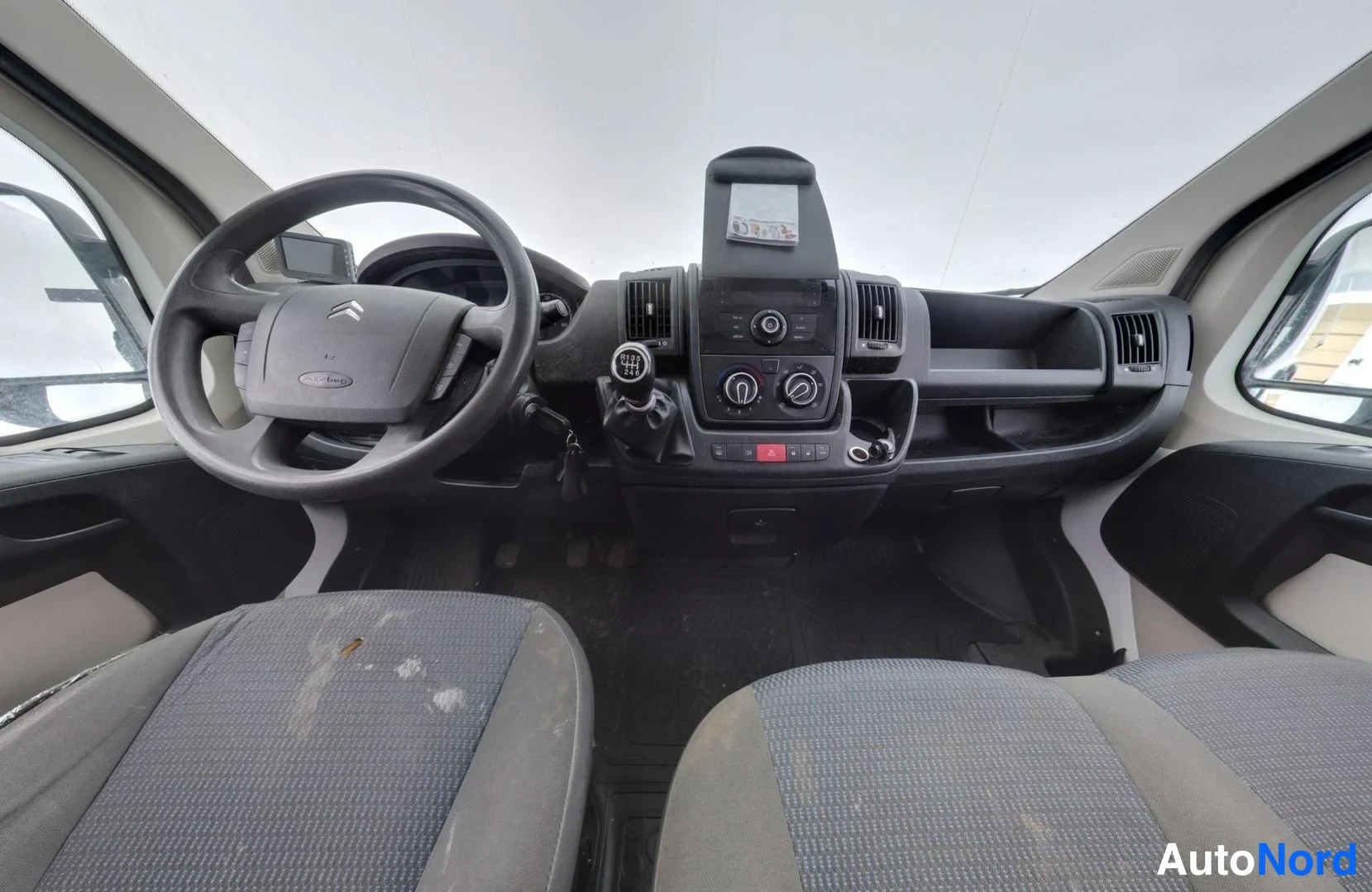 Valkoinen Citroen Jumper 2014, ohjaamo, kuva 7