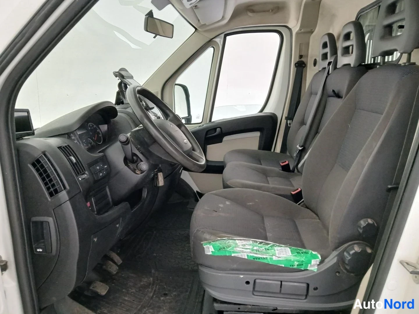 Valkoinen Citroen Jumper 2014, ohjaamo, kuva 8
