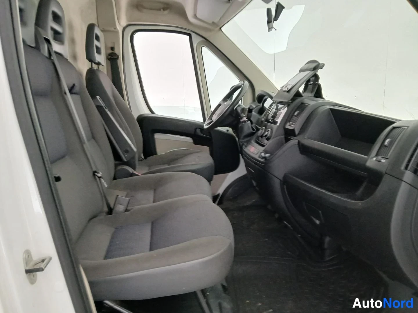 Valkoinen Citroen Jumper 2014, ohjaamo, kuva 9