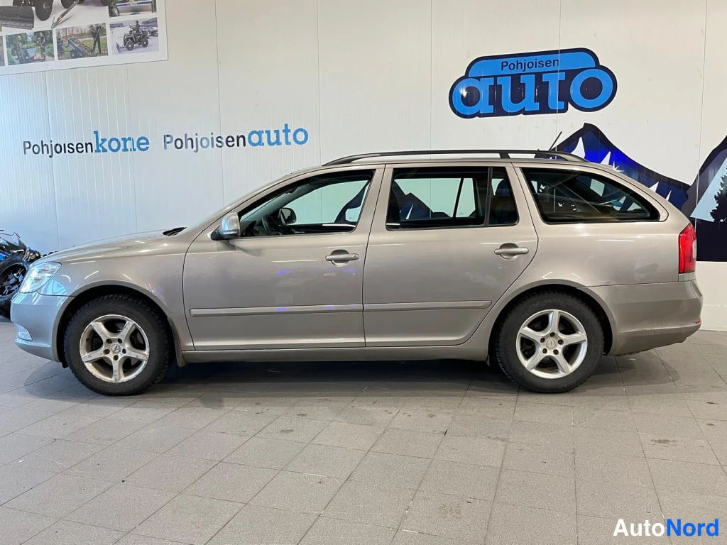 Silver Skoda Octavia 2011, side, photo 2
