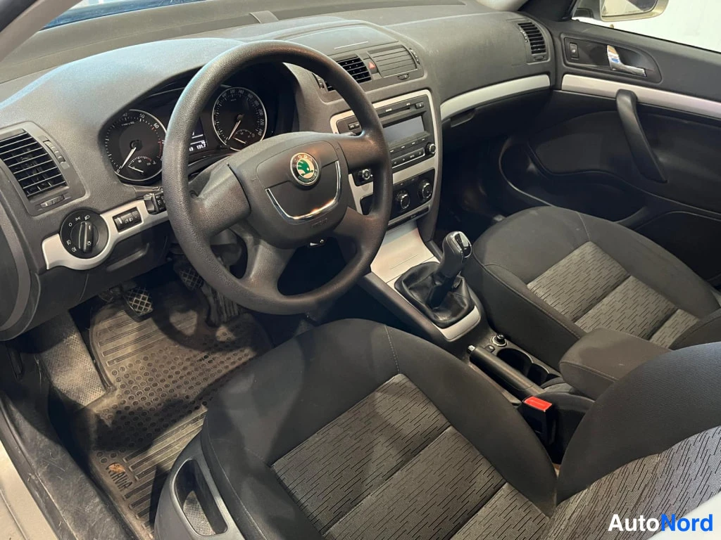 Silver Skoda Octavia 2011, cockpit, photo 4