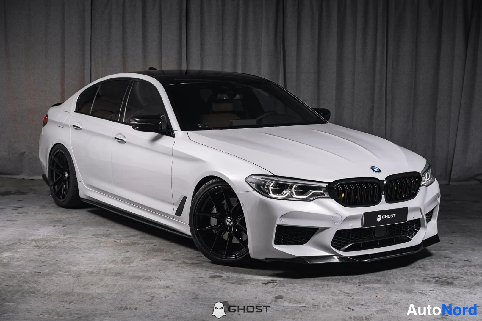 Valkoinen BMW 530d xDrive 2018, etuviisto, keula oikealle, kuva 2