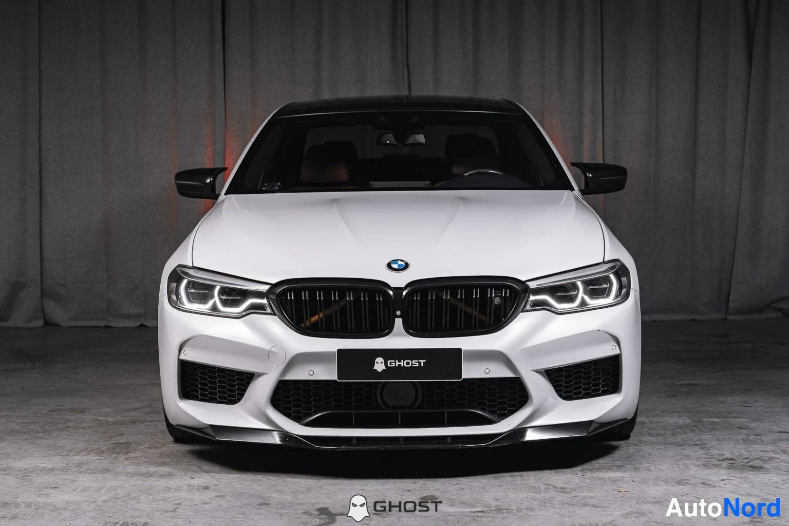 Valkoinen BMW 530d xDrive 2018, edestä, kuva 4