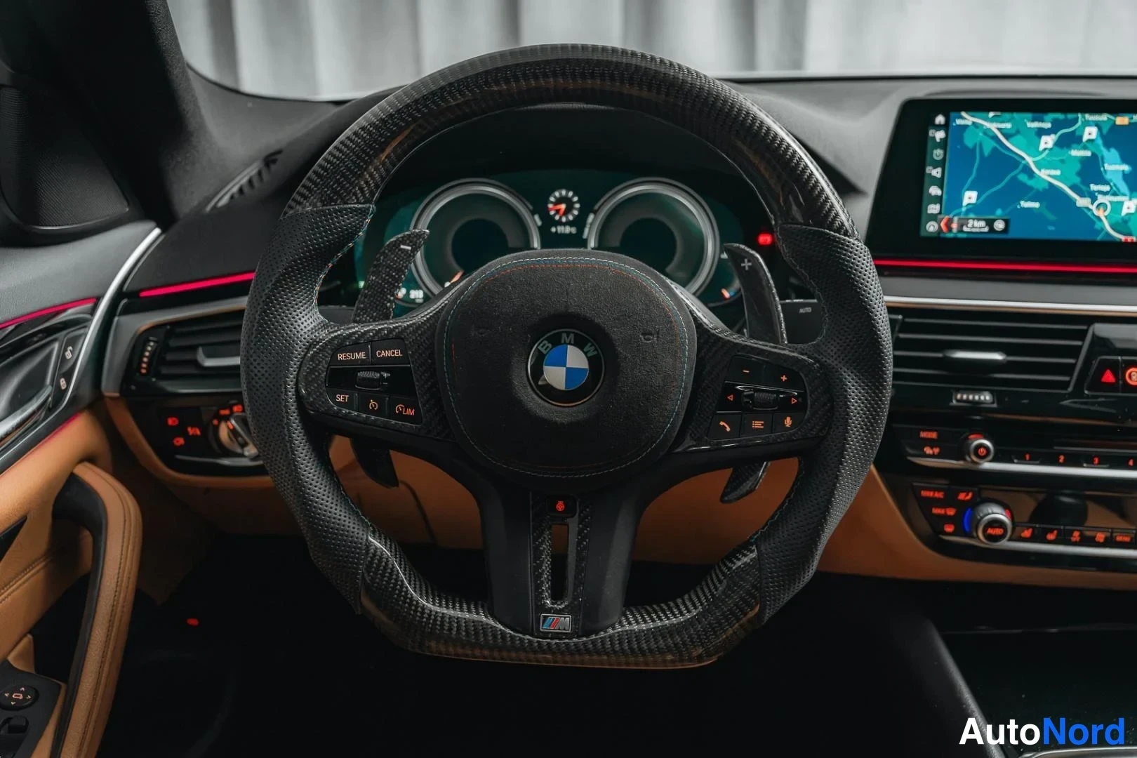 Valkoinen BMW 530d xDrive 2018, yksityiskohta, kuva 15