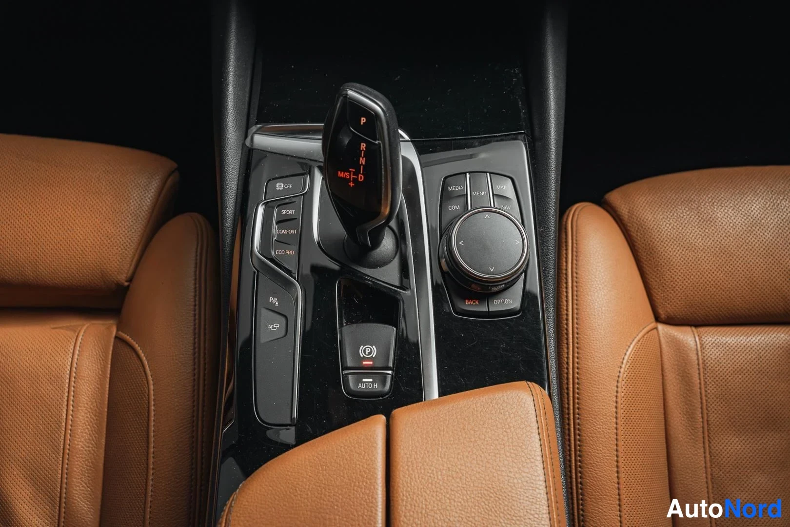 Valkoinen BMW 530d xDrive 2018, yksityiskohta, kuva 17