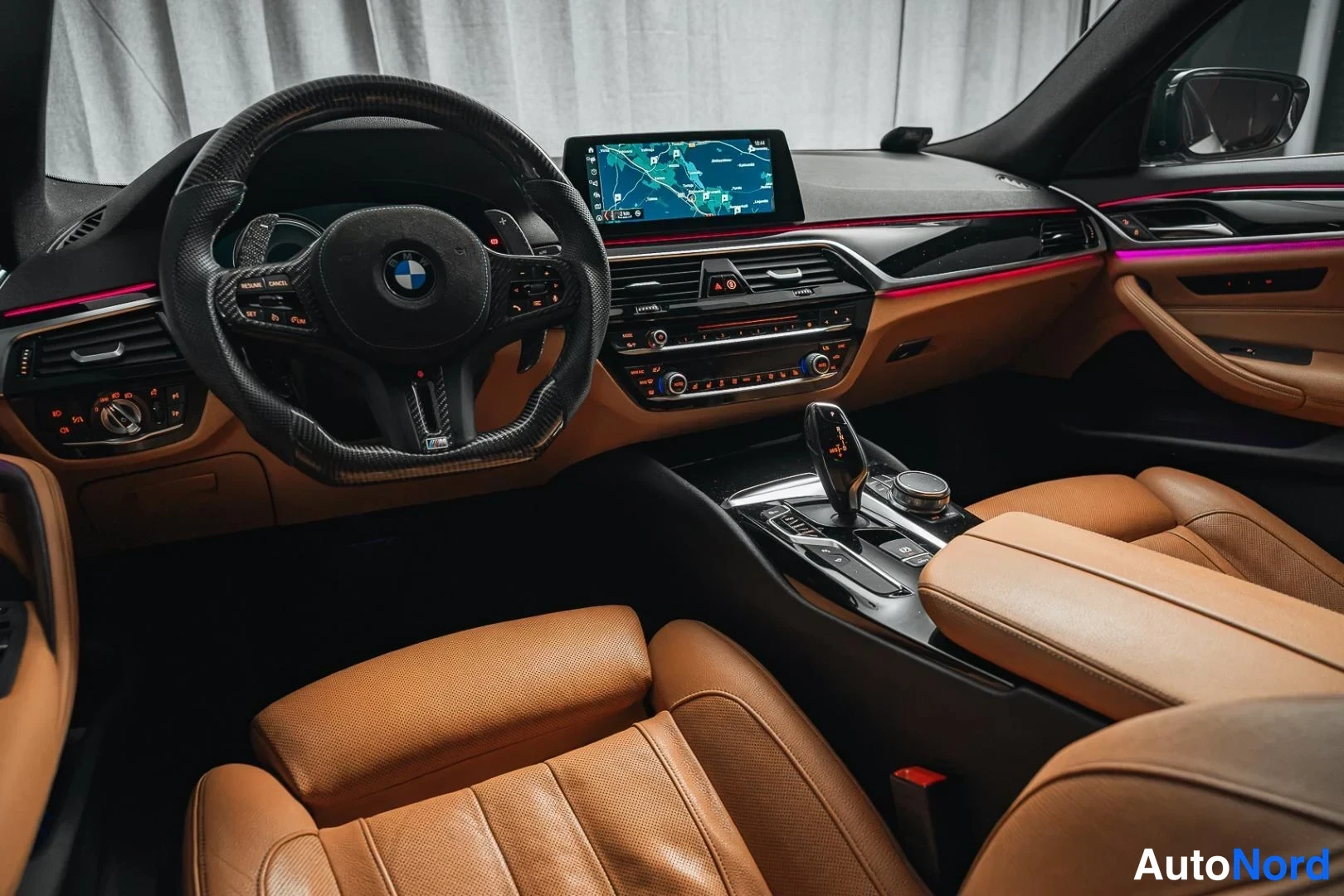 Valkoinen BMW 530d xDrive 2018, ohjaamo, kuva 10