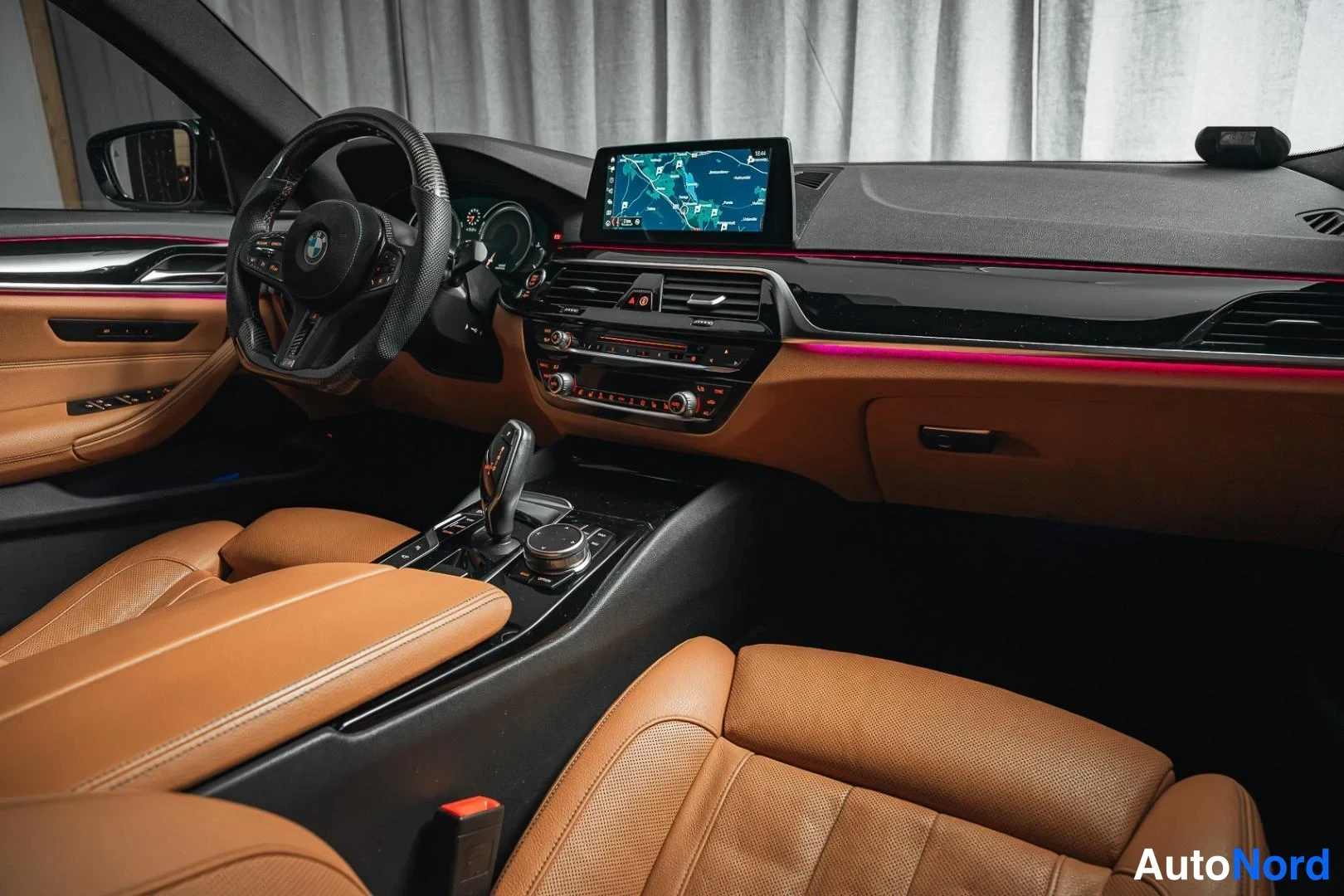 Valkoinen BMW 530d xDrive 2018, ohjaamo, kuva 11