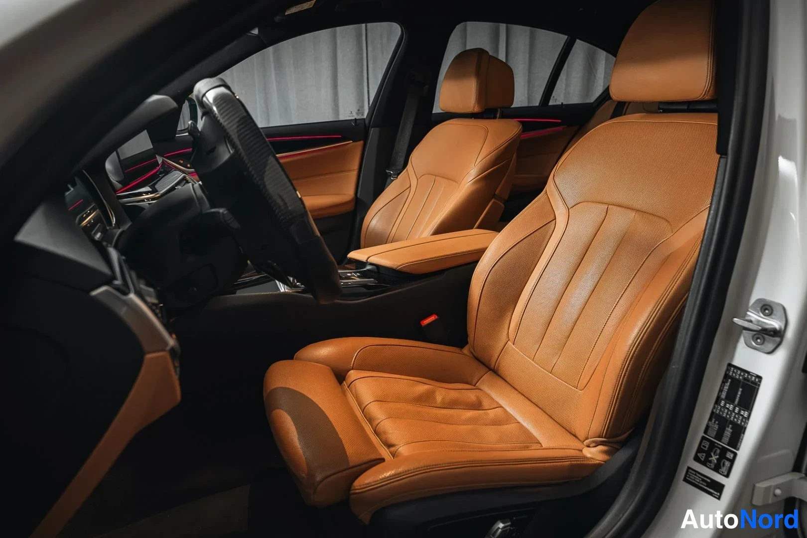 Valkoinen BMW 530d xDrive 2018, etuistuimet, kuva 12