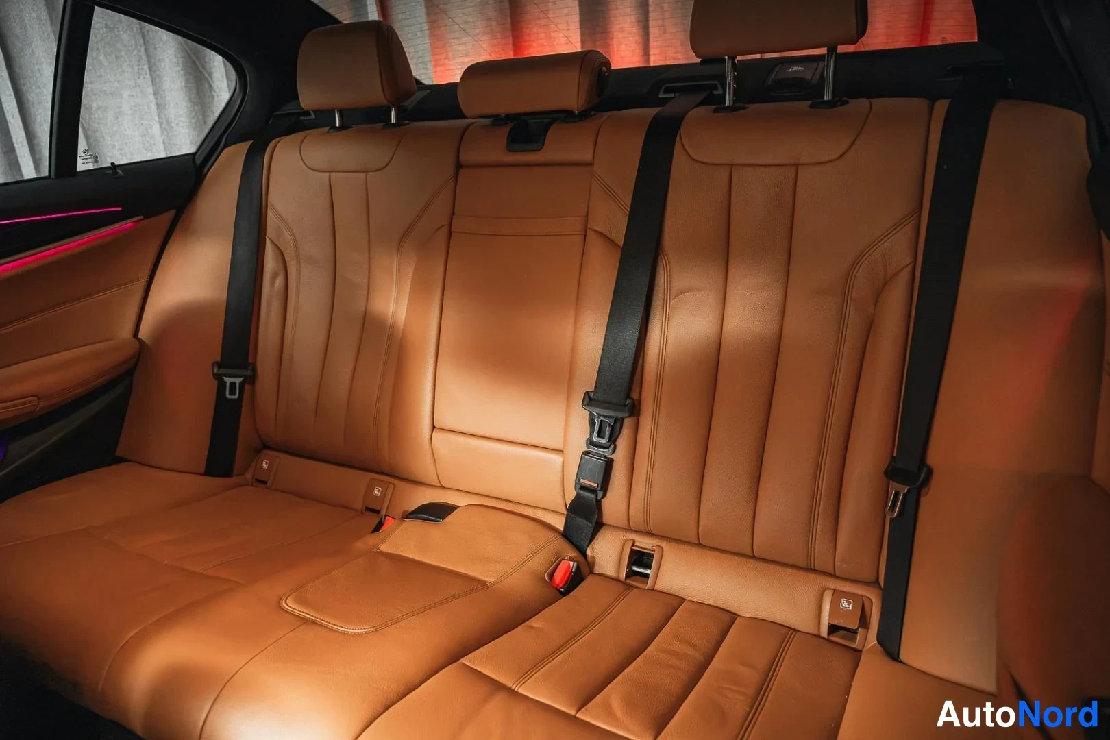 Valkoinen BMW 530d xDrive 2018, takaistuimet, kuva 13