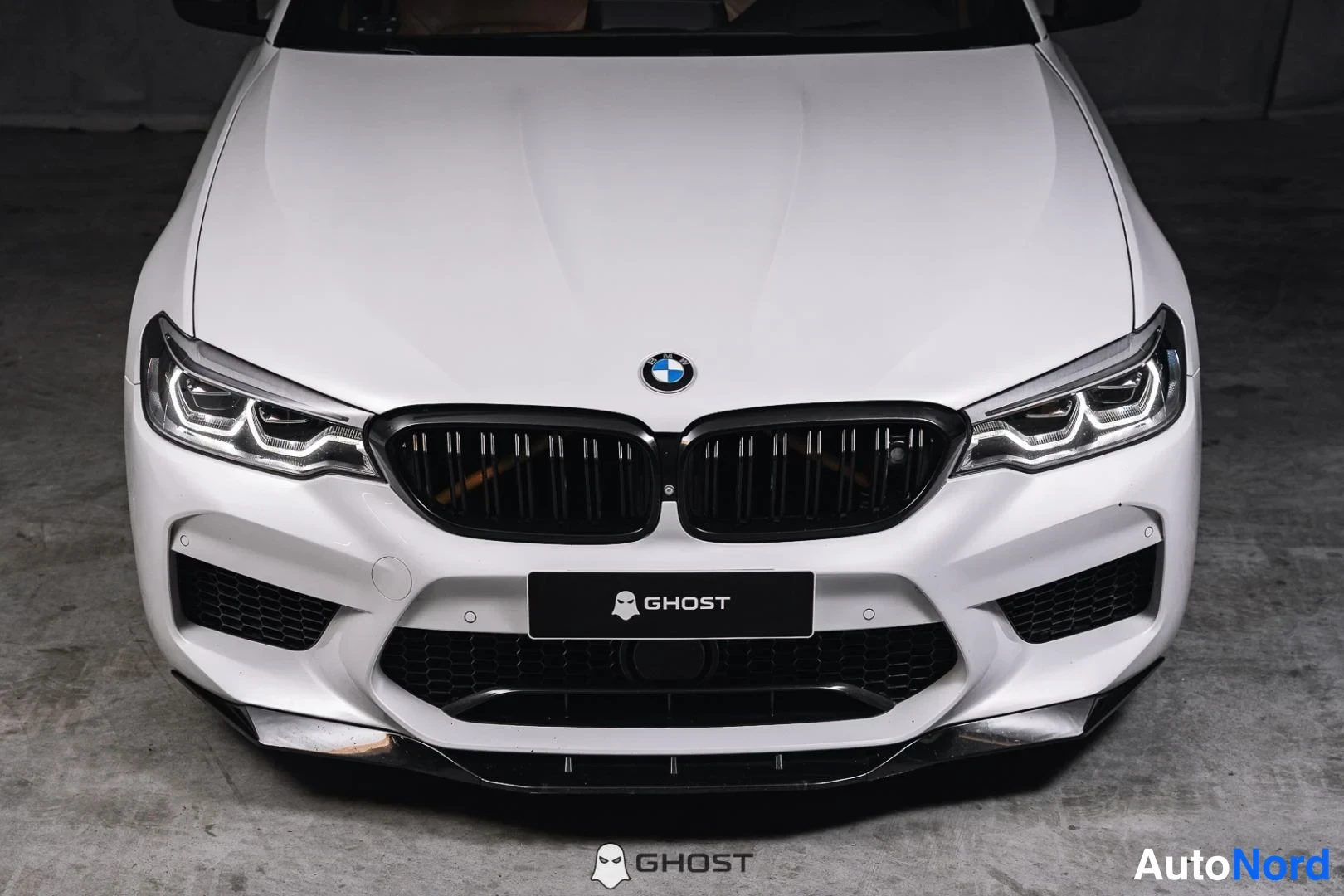 Valkoinen BMW 530d xDrive 2018, edestä, kuva 5