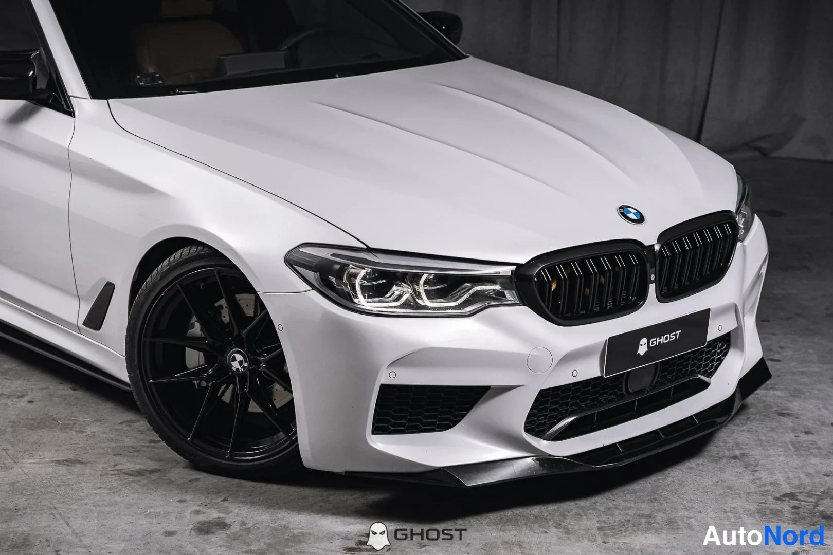 Valkoinen BMW 530d xDrive 2018, etuviisto, keula oikealle, kuva 3