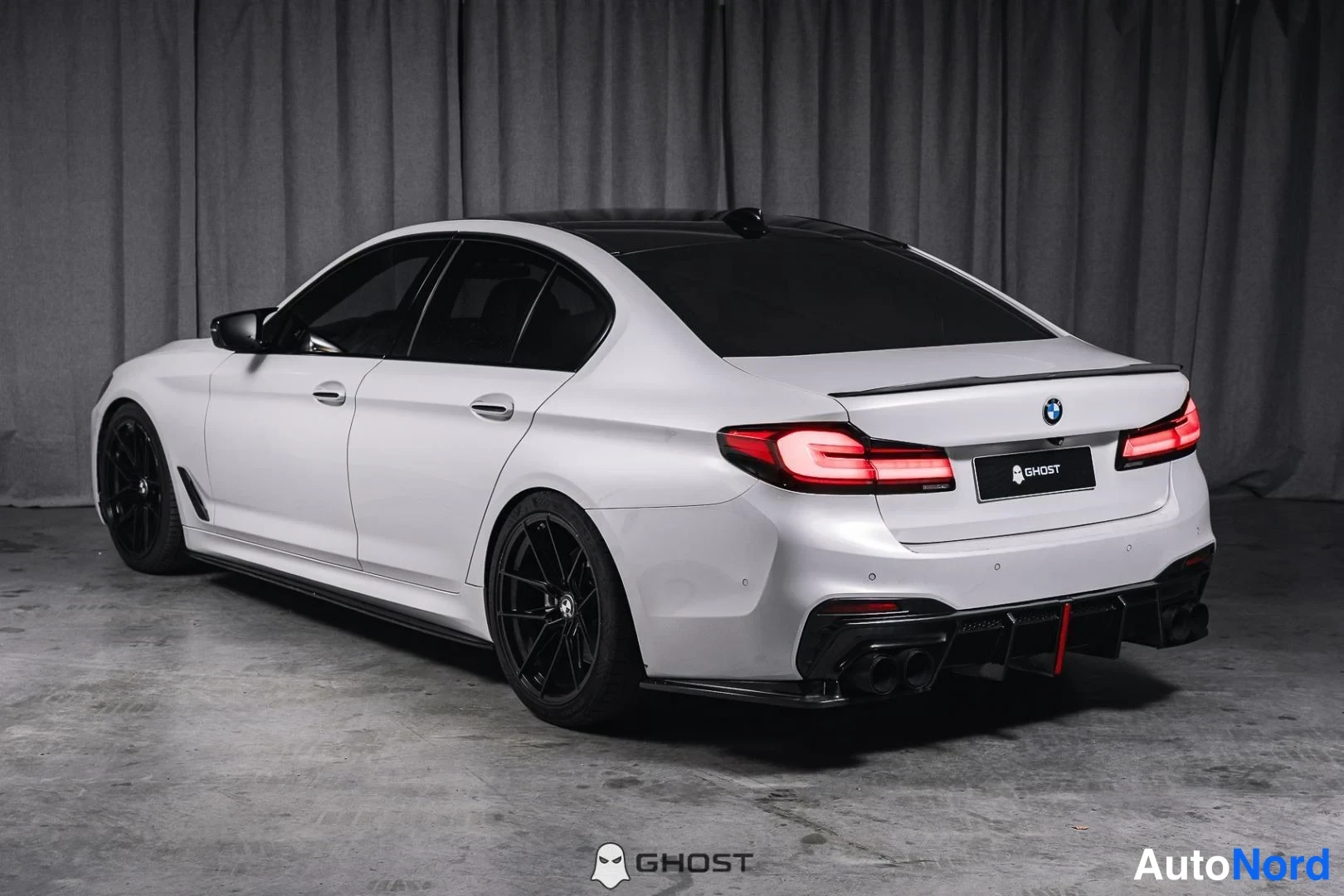 Valkoinen BMW 530d xDrive 2018, takaviisto, kuva 7