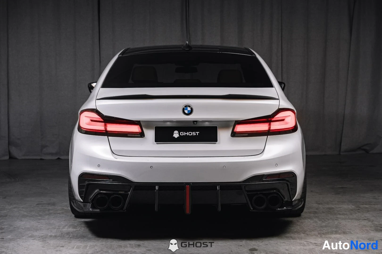 Valkoinen BMW 530d xDrive 2018, takaa, kuva 8