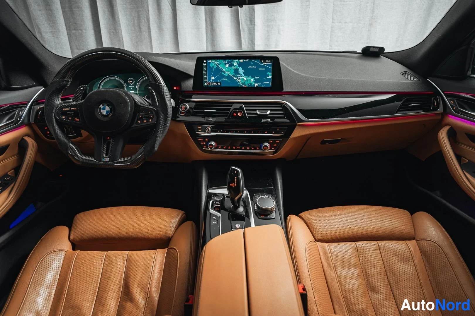 Valkoinen BMW 530d xDrive 2018, ohjaamo, kuva 9