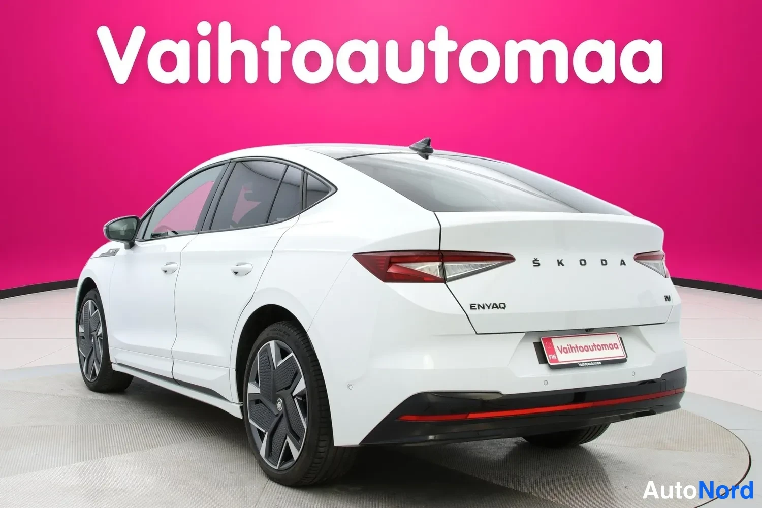Valkoinen Skoda Enyaq Coupe 2023, takaviisto, kuva 6