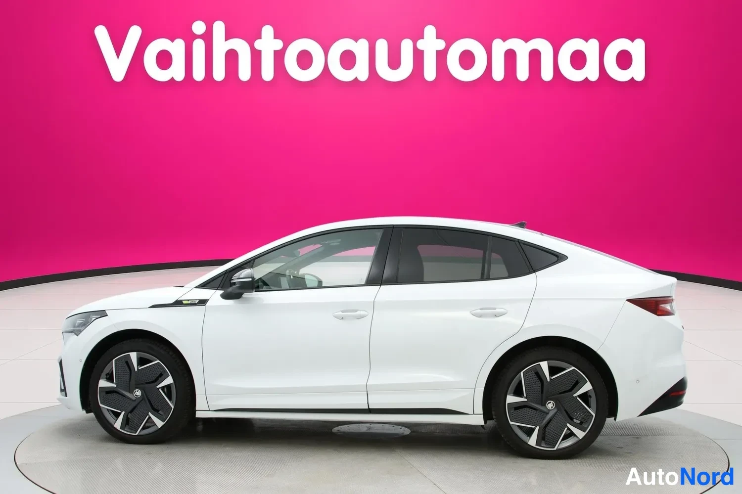 Valkoinen Skoda Enyaq Coupe 2023, etuviisto, keula vasemmalle, kuva 2