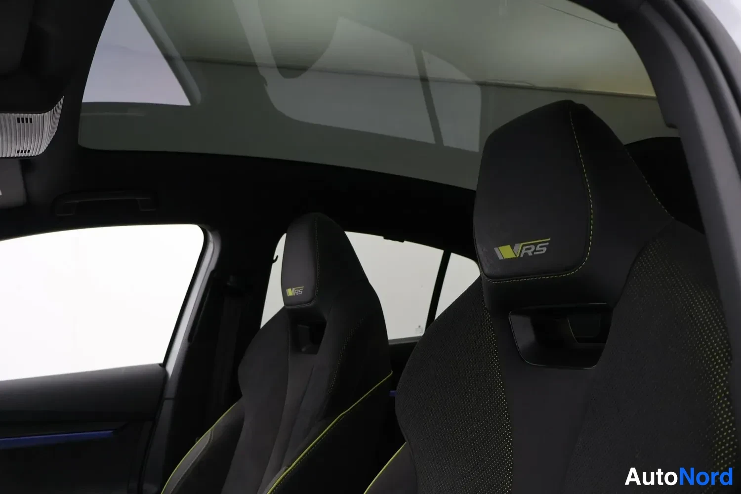 Valkoinen Skoda Enyaq Coupe 2023, etuistuimet, kuva 12
