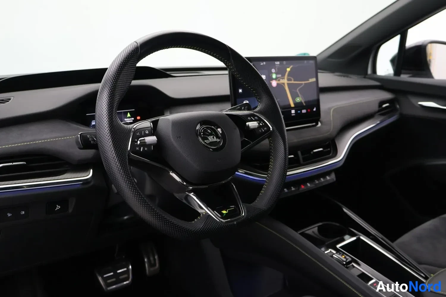 Valkoinen Skoda Enyaq Coupe 2023, ohjaamo, kuva 7