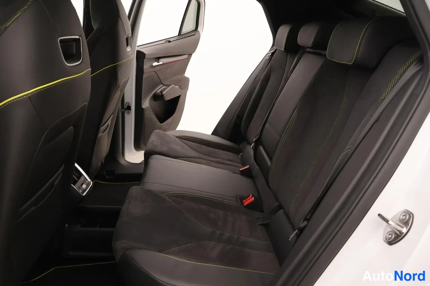 Valkoinen Skoda Enyaq Coupe 2023, takaistuimet, kuva 13