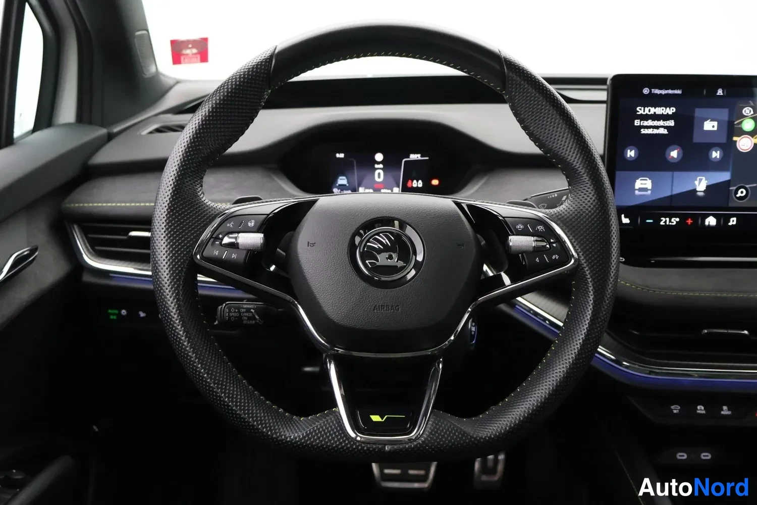 Valkoinen Skoda Enyaq Coupe 2023, ohjaamo, kuva 9