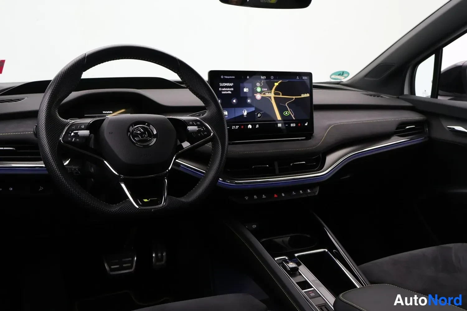Valkoinen Skoda Enyaq Coupe 2023, ohjaamo, kuva 10