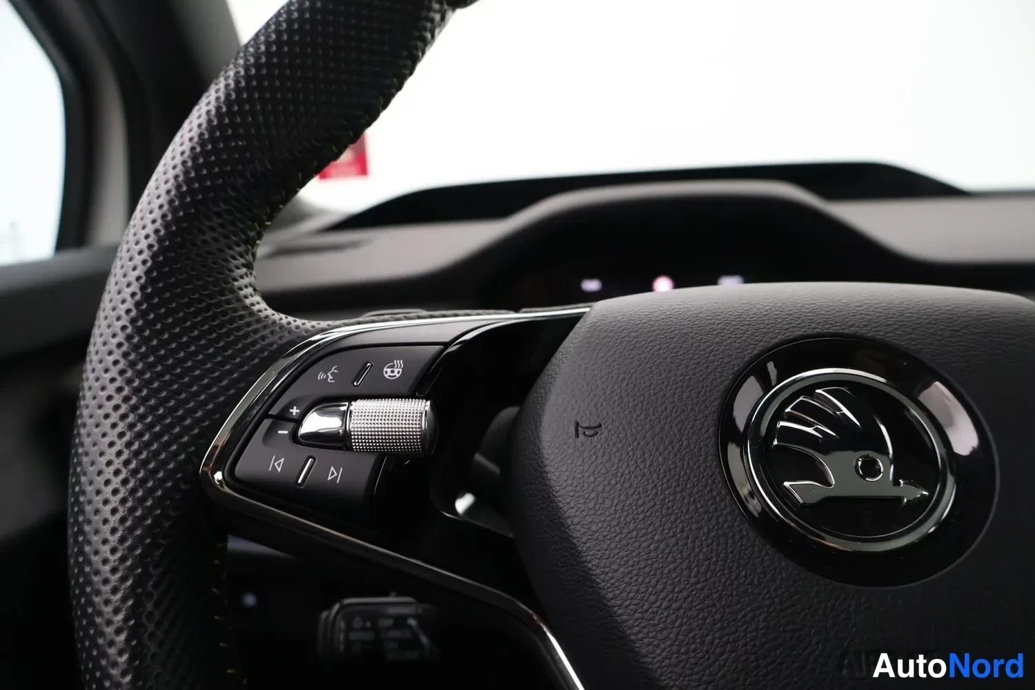 Valkoinen Skoda Enyaq Coupe 2023, yksityiskohta, kuva 19