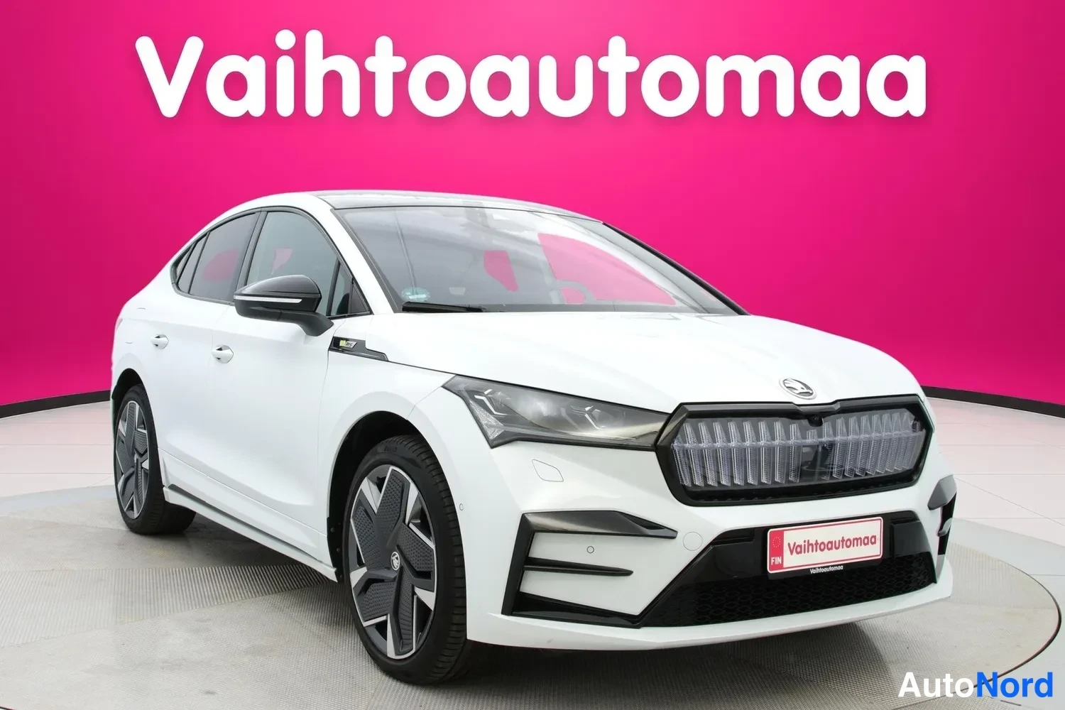 Valkoinen Skoda Enyaq Coupe 2023, etuviisto, keula oikealle, kuva 3