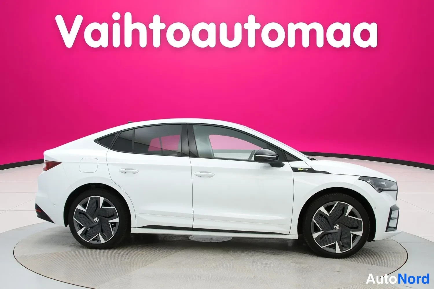 Valkoinen Skoda Enyaq Coupe 2023, sivulta, kuva 4