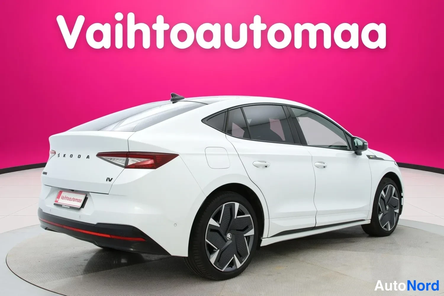 Valkoinen Skoda Enyaq Coupe 2023, takaviisto, kuva 5