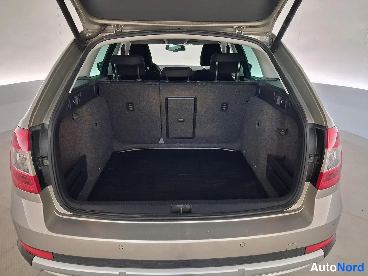 Beige Skoda Octavia Scout 2015, tavaratila, kuva 11
