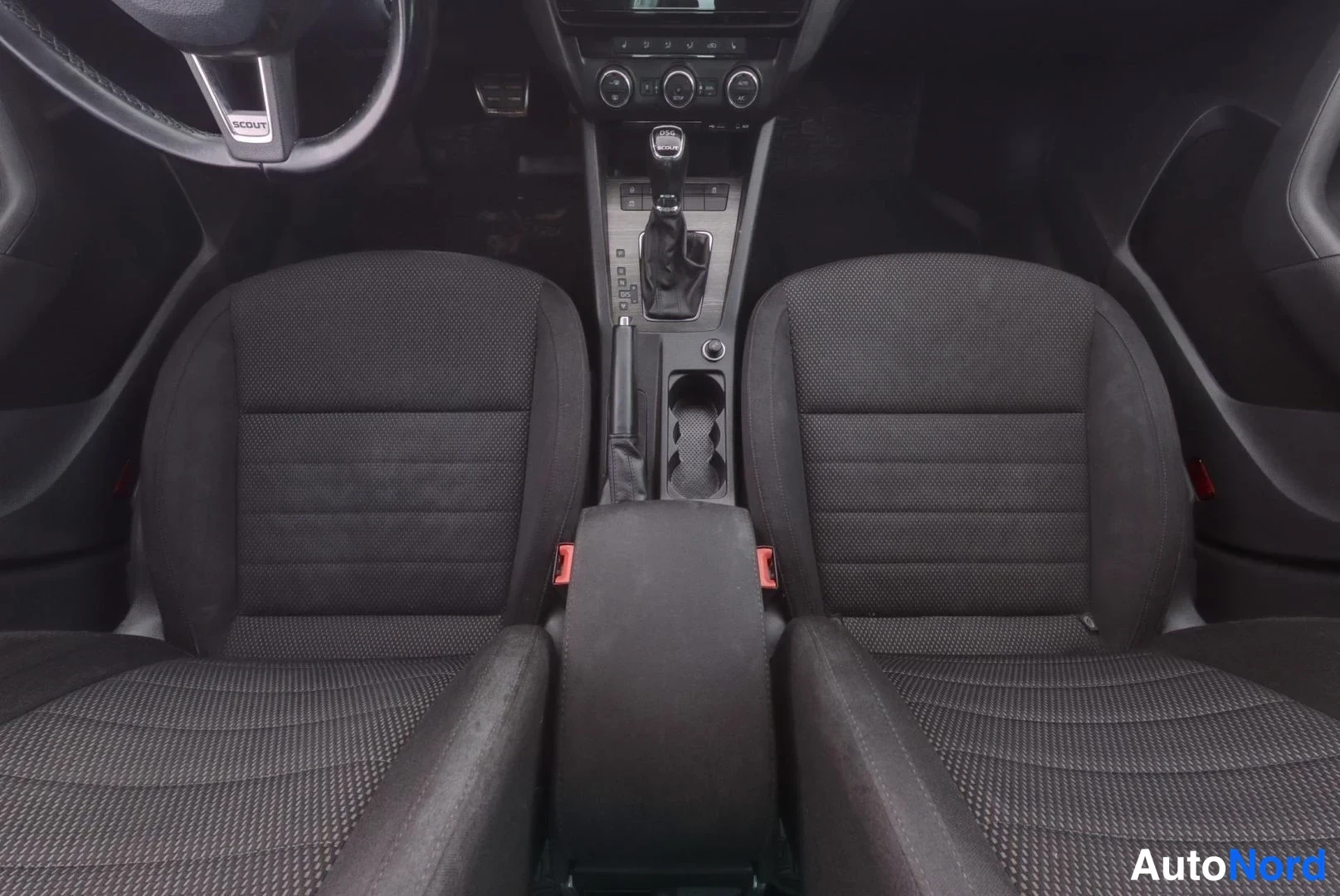 Beige Skoda Octavia Scout 2015, etuistuimet, kuva 10